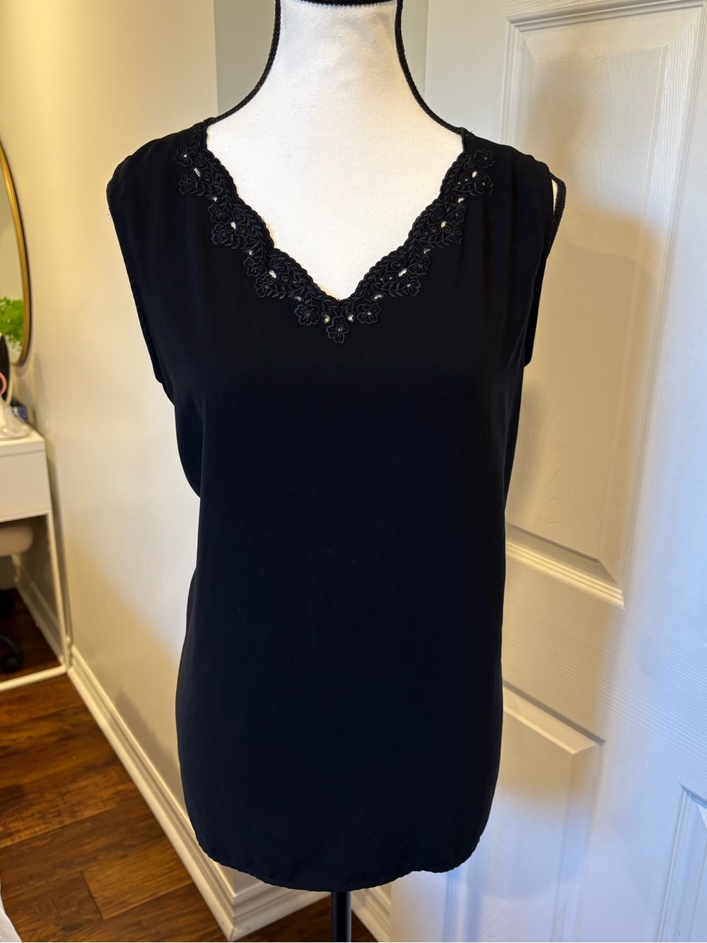 🌷Laura Black Floral Neckline Sleeveless Blouse Top Size 10 3/$30